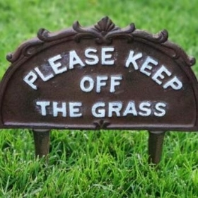 Cast Iron Keep Off The Grass 26cm